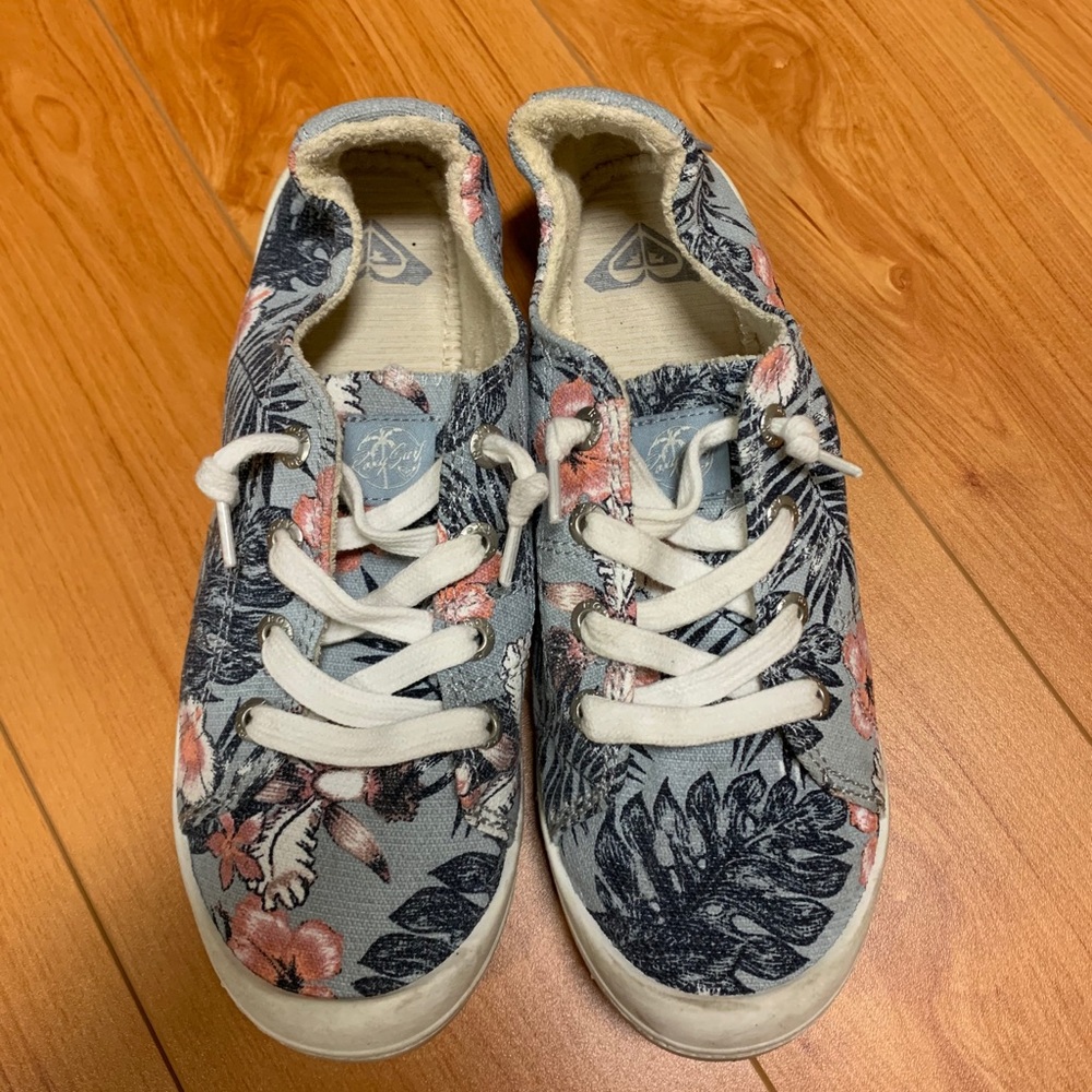 Roxy floral printed sneaker in size 8.5
